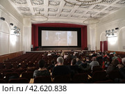 Картина Павла Петровича Леонова на экране кинозала в Доме Кино (2024 год). Редакционное фото, фотограф Дмитрий Неумоин / Фотобанк Лори