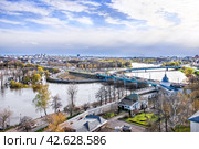 Ярославский Кремль-музей, Спасо-Преображенский монастырь, Косой мост и Американский мост через Которосль, вид со смотровой площадки, Ярославль (2021 год). Стоковое фото, фотограф Baturina Yuliya / Фотобанк Лори