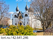 Покровский собор (Собор Покрова Пресвятой Богородицы). Марфо-Мариинская обитель милосердия. Солнечный день. Весна. Москва. Россия (2024 год). Редакционное фото, фотограф E. O. / Фотобанк Лори