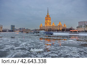 Москва-река и набережная Тараса Шевченко (2024 год). Редакционное фото, фотограф Юрий Шурчков / Фотобанк Лори
