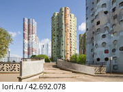 Уникальный жилой комплекс "Tours Aillaud" в Нантере, пригороде Парижа (2017 год). Редакционное фото, фотограф Станислав Кноп / Фотобанк Лори