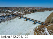 Вид с высоты на железнодорожный мост через Чепцу весной (аэросъемка 2021 года) (2022 год). Стоковое фото, фотограф Владислав Самошкин / Фотобанк Лори