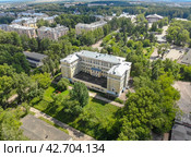 Вид с высоты на школу №4 в Кирово-Чепецке (аэросъемка 2021 года) Стоковое фото, фотограф Владислав Самошкин / Фотобанк Лори