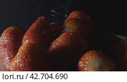 Ripe strawberries are sprinkled with sugar on a white plate on a dark background. Close-up shooting. Стоковое видео, видеограф Ярославский Максим / Фотобанк Лори