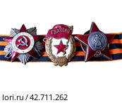 Ордена «Красной Звезды» и «Отечественной войны», знак «Гвардия» на георгиевской ленте. Награды фронтовика. Семейная реликвия. Память. 9 мая День Победы. Стоковое фото, фотограф Сергей Елизарьев / Фотобанк Лори