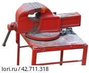 Красные тиски на белом фоне. Red vise on a white background. Стоковое фото, фотограф Татьяна Д / Фотобанк Лори