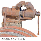 Старые тиски закрепленные на верстаке. An old vise fixed on a workbench. Стоковое фото, фотограф Татьяна Д / Фотобанк Лори