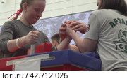 Nizhny Novgorod, Russia, Sovetskaya Square 5. 04.06 2024. Arm wrestling. Hand wrestling between two participants. Combat sports. Hand-to-hand combat. High quality 4k footage. Нижний Новгород, Россия, Советская площадь 5. 04.06 2024. Армрестлинг. Руковая борьба между двумя участниками. Боевые виды спорта. Рукопашный бой. Высококачественная съемка в формате 4К. Редакционное видео, видеограф Egor Sarantstv / Фотобанк Лори
