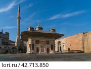 View of the Fountain of Ahmed III on the square in front of the Imperial Gate of the Topkapi Palace on a sunny day, Istanbul, Turkey. Стоковое фото, фотограф Ula Ulachka / Фотобанк Лори