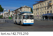 Троллейбус  ЗиУ-682 КР Иваново №110, улица Щорса, Екатеринбург (2017 год). Редакционное фото, фотограф Алексей Иванов / Фотобанк Лори