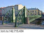 Почтамтский подвесной мост через реку Мойку в Санкт-Петербурге (2014 год). Стоковое фото, фотограф Александр Алексеев / Фотобанк Лори