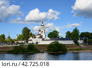 YAROSLAVL, RUSSIA - AUGUST 21, 2023: The walls, bell tower and domes of the church of the Tolga Monastery on the banks of the Volga River, and a lot of its visitors. Редакционное фото, фотограф Сергей Фролов / Фотобанк Лори