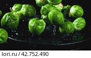 Super slow motion brussels sprouts fall. Стоковое видео, видеограф Артем Шадрин / Фотобанк Лори