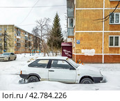 Придомовая территория с автомобилями и пятиэтажными домами советской постройки. Бердск, Новосибирская область. (2024 год). Стоковое фото, фотограф Евгений Мухортов / Фотобанк Лори