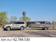 Легковой автомобиль с моторной лодкой на автоприцепе. Село Пономарево. Тюменская область (2016 год). Стоковое фото, фотограф Александр Тараканов / Фотобанк Лори