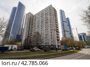 Жилой дом по адресу ​Улица Антонова-Овсеенко, 4 в Москве на фоне башен и небоскребов Москва-Сити (2024 год). Редакционное фото, фотограф Константин Григорьев / Фотобанк Лори