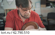 Theater's prop artist in the workshop makes a hat for performing in the theater. Стоковое видео, видеограф EStarodubov / Фотобанк Лори