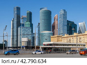 Москва, Россия. Вид с Кутузовского проспекта на Московский международный деловой центр «Москва-Сити». На переднем плане вход в станцию метро и надпись «Московское центральное кольцо». Вид на современные небоскрёбы. (2023 год). Редакционное фото, фотограф Андрей Степанов / Фотобанк Лори