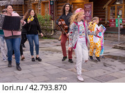 Съемки музыкального клипа в Измайловском Кремле, Москва. Люди в одежде 90-х. Актеры играют роли. (2022 год). The shooting of a music video in the Izmailovo Kremlin, Moscow. People in 90s clothes. Actors play roles. (2022). Редакционное фото, фотограф Мария / Фотобанк Лори