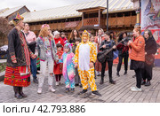 Съемки музыкального клипа в Измайловском Кремле, Москва. Люди в одежде 90-х. Актеры играют роли. (2022 год). The shooting of a music video in the Izmailovo Kremlin, Moscow. People in 90s clothes. Actors play roles. (2022). Редакционное фото, фотограф Мария / Фотобанк Лори