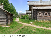 Деревенская улочка между крестьянских изб. Туристическая деревня Верхние Мандроги в Ленинградской области. (2023 год). Редакционное фото, фотограф Светлана Качанова / Фотобанк Лори