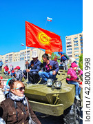 Киргизы с национальным флагом своей республики сидят на командно-штабной машине Р-149 МБР. 9 мая. Город Тюмень (2016 год). Редакционное фото, фотограф Александр Тараканов / Фотобанк Лори