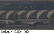 Airbus A380 of Qatar Airways taxiing to the terminal (2023 год). Редакционное видео, видеограф Игорь Жоров / Фотобанк Лори