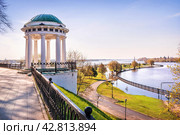 Беседка-ротонда и река Которосль, Золотое Кольцо, Ярославль (2021 год). Стоковое фото, фотограф Baturina Yuliya / Фотобанк Лори