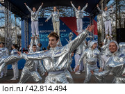 Участники космического шествия танцуют перед сценой во время празднования Дня космонавтики 12 апреля на ВДНХ в городе Москве, Россия (2024 год). Редакционное фото, фотограф Николай Винокуров / Фотобанк Лори