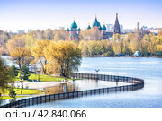 Река Которосль и парк Стрелка, храмы в Коровниках, Золотое Кольцо, Ярославль (2021 год). Стоковое фото, фотограф Baturina Yuliya / Фотобанк Лори