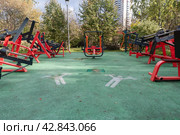 Спортивные уличные тренажеры на городской спортивной площадке. Стоковое фото, фотограф Pukhov K / Фотобанк Лори