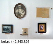 Часть экспозиции на стене музея А. Грина, Феодосия, Крым (2023 год). Редакционное фото, фотограф Вячеслав Палес / Фотобанк Лори