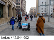 Дети разглядывают робота доставщика (2024 год). Редакционное фото, фотограф Андрей Иванов / Фотобанк Лори