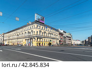 Зеленый мост через Мойку. Дом И. Г. Неймана - Дом К. Б. Котомина. Санкт-Петербург (2019 год). Редакционное фото, фотограф Александр Щепин / Фотобанк Лори
