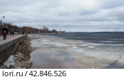 Petrozavodsk, Russia 04.14.24 Ice drift in spring on Lake Onega, Karelia. Dangerous thin ice. Aggregate accumulations of fine-crystalline grains. Opening of small lakes, ponds. Crushed ice floes. (2024 год). Редакционное видео, видеограф Юлия Петровская / Фотобанк Лори