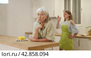 Offended senior woman at kitchen and listening her daughter swearing. Стоковое видео, видеограф Яков Филимонов / Фотобанк Лори
