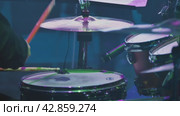 Крупный план рук барабанщика с палочками, бьющих по барабанам snare и hi-hat. Профессиональный барабанщик на сцене филармонии. Краснодар, Россия, 9 декабря 2023 года. Редакционное видео, видеограф Воловодов Владимир / Фотобанк Лори