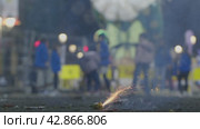 A boy lights a firecracker on the street. Стоковое видео, видеограф Данил Руденко / Фотобанк Лори