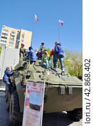 Мальчишки "оккупировали" командно-штабную машину Р-149 МБР. 9 мая. Город Тюмень (2016 год). Редакционное фото, фотограф Александр Тараканов / Фотобанк Лори