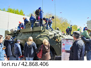 Огромный интерес  народа к командно-штабной машине Р-149 МБР. 9 мая. Город Тюмень (2016 год). Редакционное фото, фотограф Александр Тараканов / Фотобанк Лори