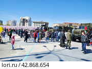 Выставка военной технике на площади 400-летия Тюмени в День Победы. Город Тюмень (2016 год). Редакционное фото, фотограф Александр Тараканов / Фотобанк Лори