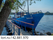 Лодки "Бывалый" на пристани города Сортавала, Карелия (2021 год). Редакционное фото, фотограф Иван Кузнецов / Фотобанк Лори