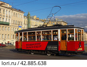 Ретро-трамвай МС-4 №2424, Египетский мост, Санкт-Петербург (2017 год). Редакционное фото, фотограф Алексей Иванов / Фотобанк Лори
