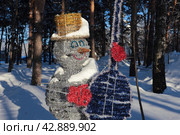 Новогодний снеговик из мишуры. Музыкант.. (2024 год). Стоковое фото, фотограф Анатолий Матвейчук / Фотобанк Лори