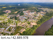 Вид с высоты на лесопромышленный комплекс в Лузе (аэросъемка 2023 года) Стоковое фото, фотограф Владислав Самошкин / Фотобанк Лори