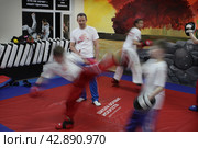 Тренер Дмитрий Яковлев и организатор спортивной школы, во время тренировки детей (2024 год). Редакционное фото, фотограф Дмитрий Неумоин / Фотобанк Лори