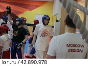 Тренер Дмитрий Яковлев и организатор спортивной школы, во время тренировки детей (2024 год). Редакционное фото, фотограф Дмитрий Неумоин / Фотобанк Лори