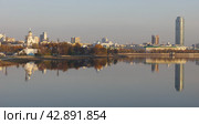 Вид на левый (восточный) берег Городского пруда, Екатеринбург (2017 год). Стоковое фото, фотограф Алексей Иванов / Фотобанк Лори