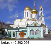 Никоновская церковь, Троицкий собор и церковь Святого Духа Свято-Троицкой Сергиевой лавры в Сергиевом Посаде, Московская область (2023 год). Стоковое фото, фотограф Александр Кузнецов / Фотобанк Лори