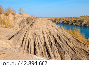 Кондуки, Тульская область, Романцевские горы, Заброшенные Ушаковские каменоломни. Бирюзовая вода озер и грязевая эрозия почвы напоминают горы. Красивый природный ландшафт (2020 год). Стоковое фото, фотограф Pukhov K / Фотобанк Лори